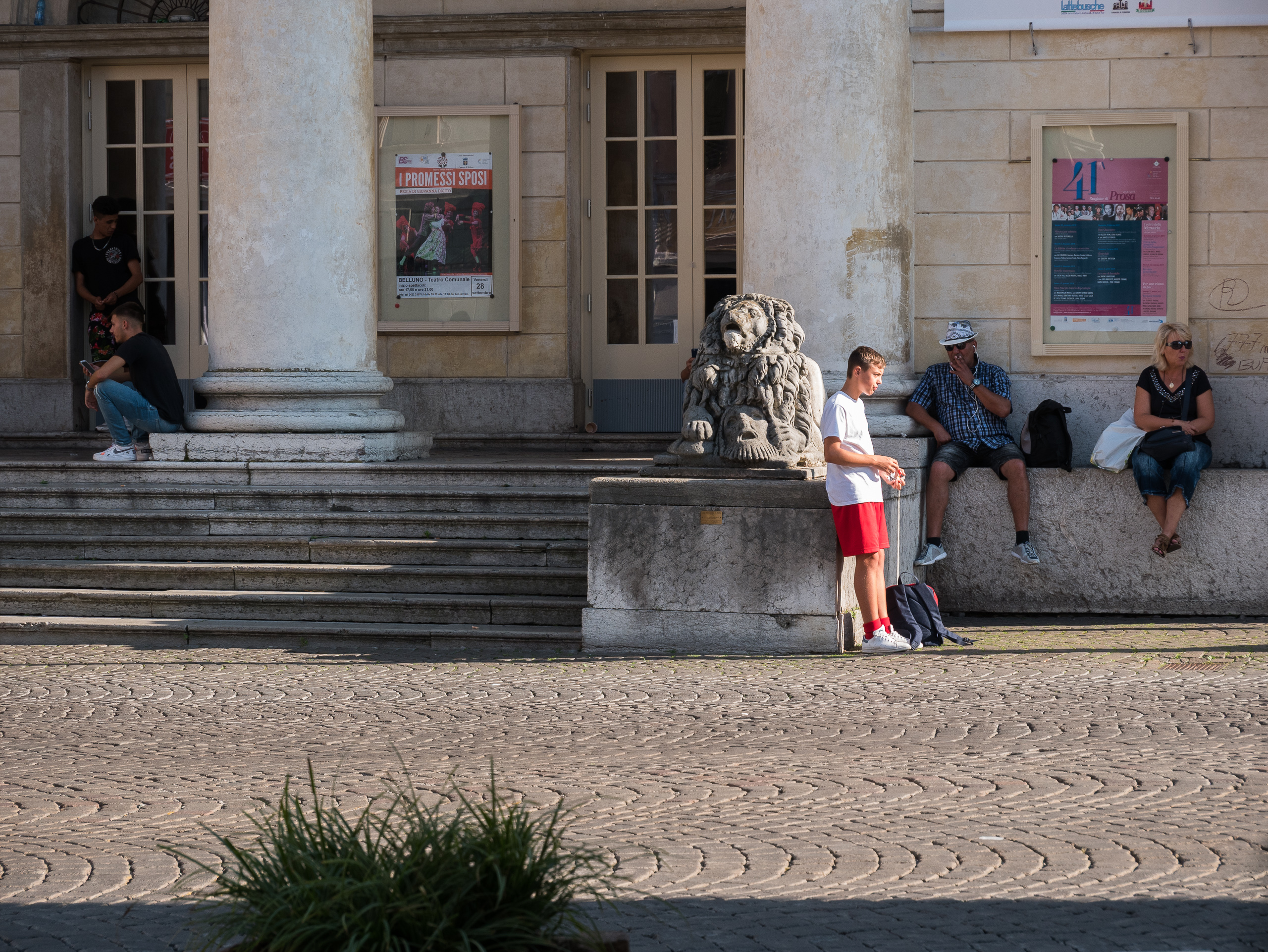 Vor dem Teatro Comunale in Belluno – ein Junge spielt mit dem Jo-Jo